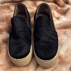 Sketchers Size 8 Black Slip-On Calfskin Sneakers